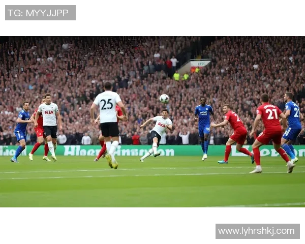 足球明星挥洒激情瞬间高清壁纸精选展现足球魅力与运动精神